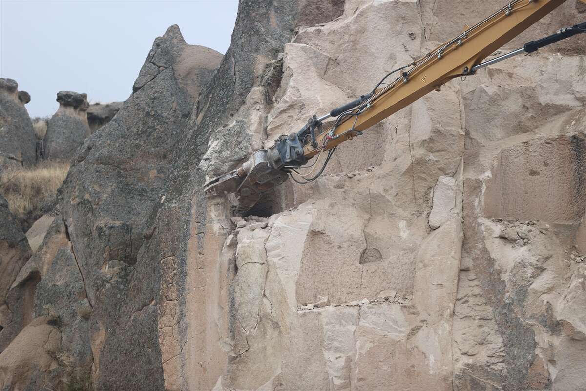 Göreme’deki riskli peribacaları güvenli şekilde yıkılıyor 2
